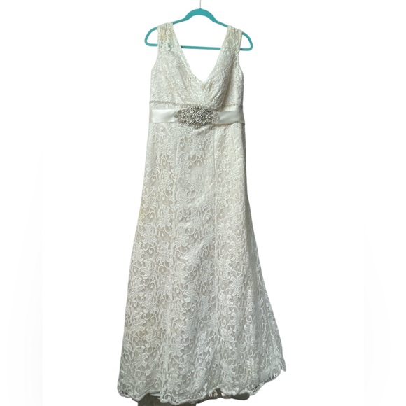 David's Bridal Ivory Lace Wedding Gown - Picture 1 of 10